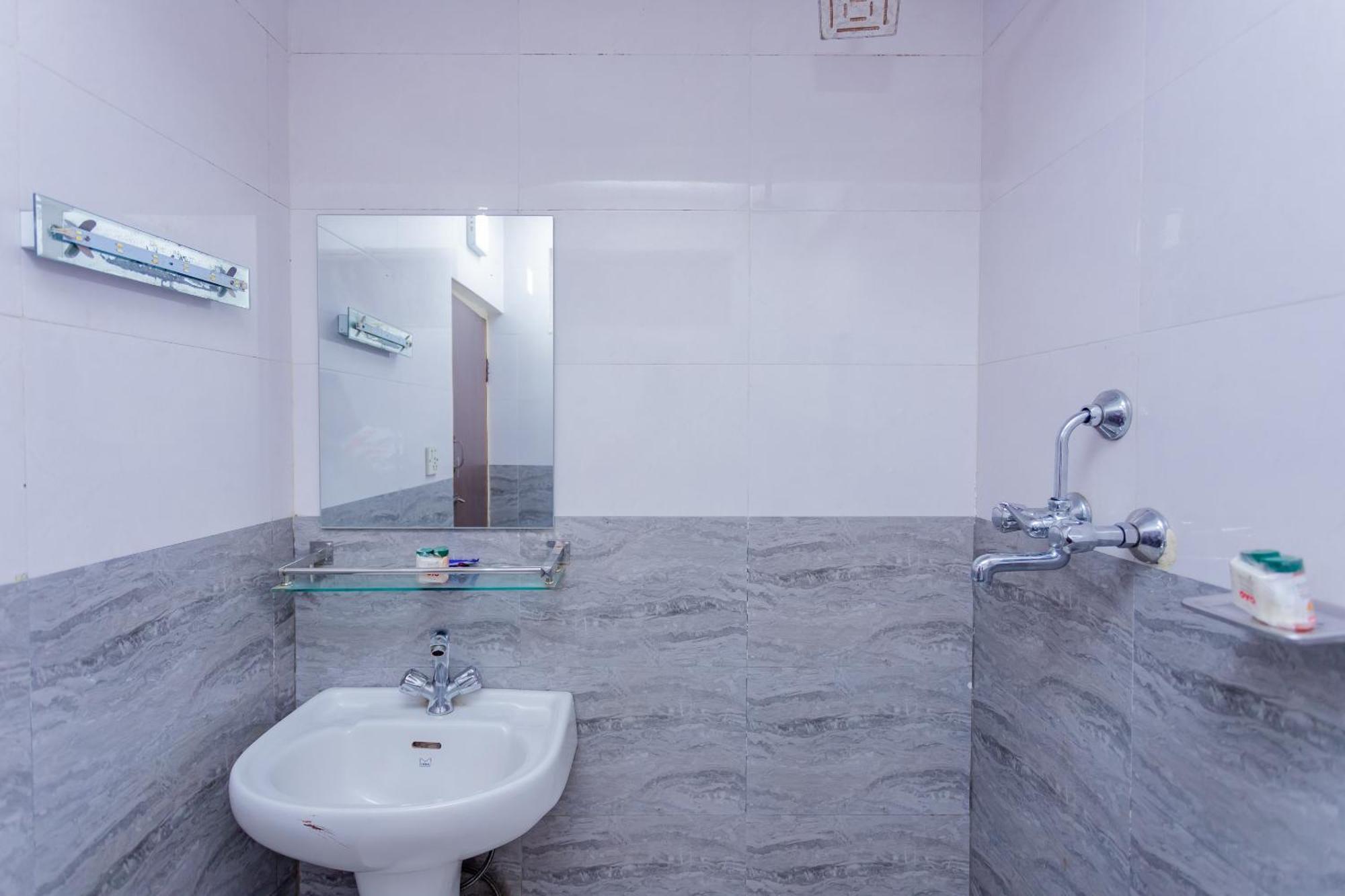 Oyo 795 Hotel Holiday Inn カトマンズ エクステリア 写真