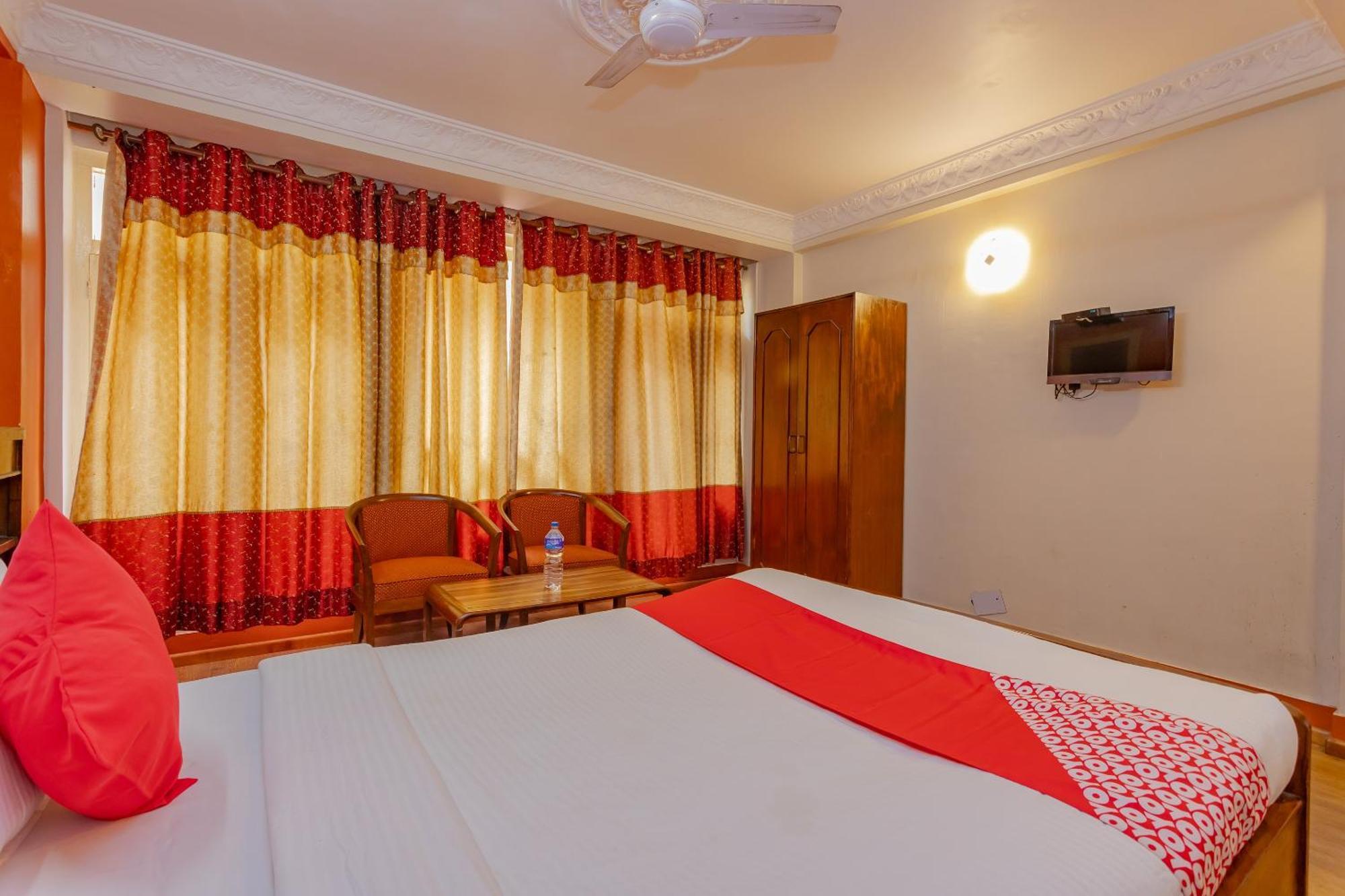 Oyo 795 Hotel Holiday Inn カトマンズ エクステリア 写真